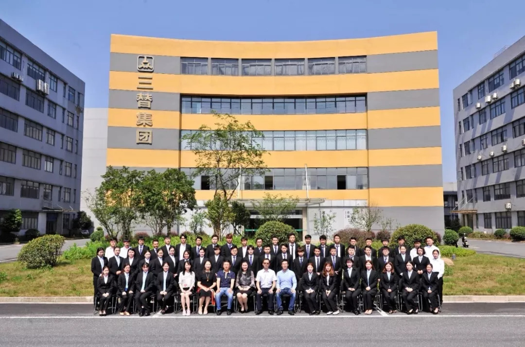 三替每年給貴州貧困山區(qū)的孩子100個免費就讀三替家政學(xué)院的名額.jpg